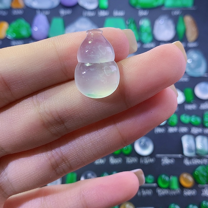 翡翠未镶嵌颈饰葫芦