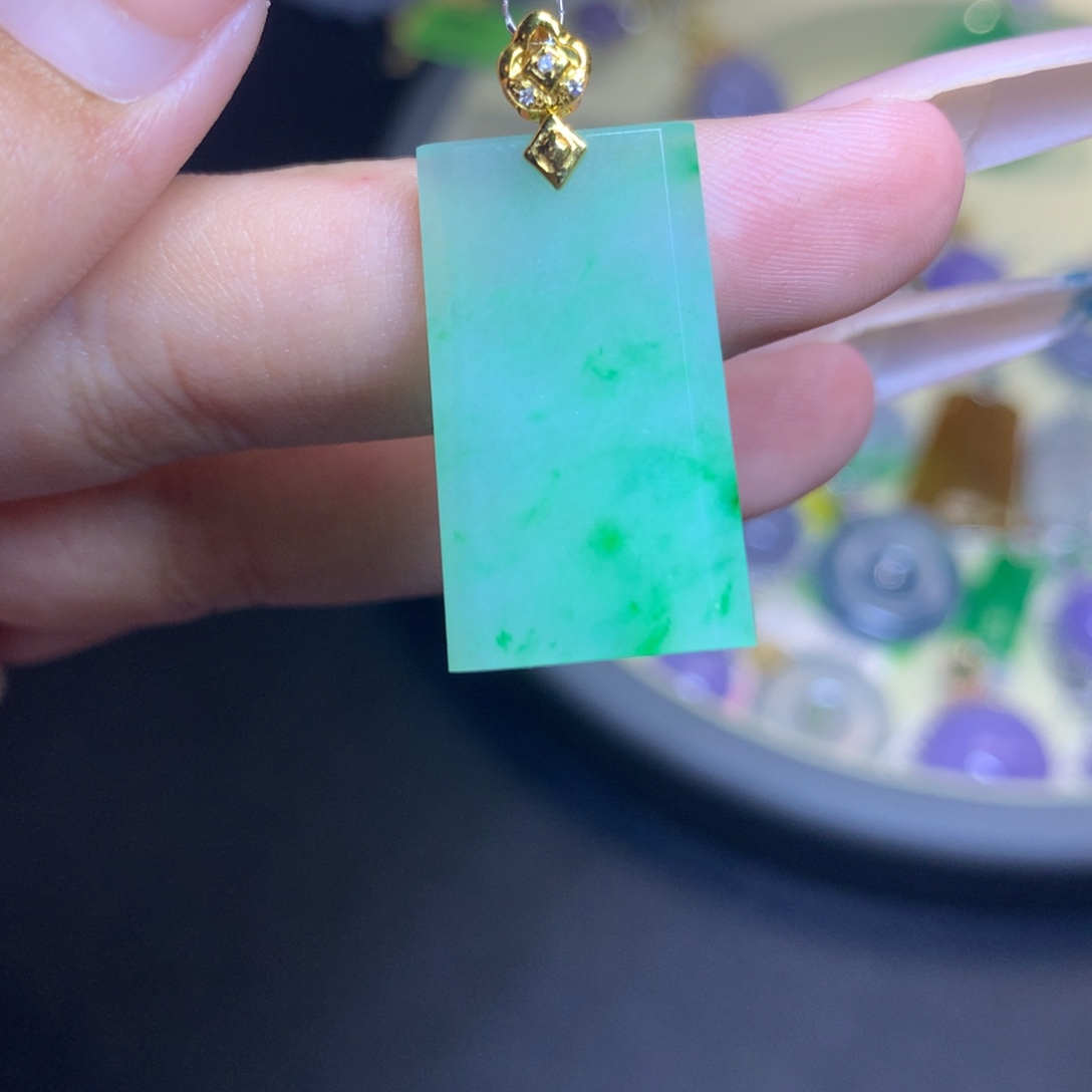 翡翠18K金镶嵌颈饰