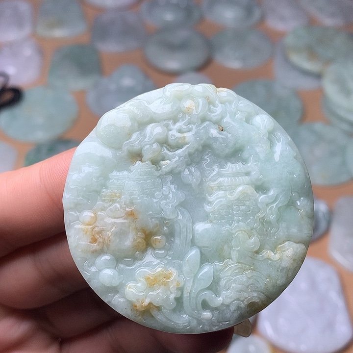翡翠未镶嵌颈饰山水