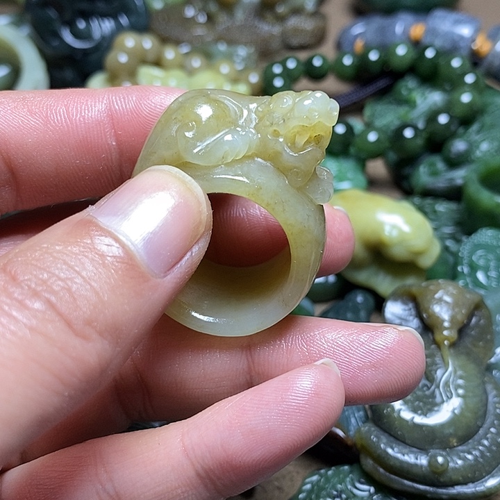 半***光和田玉未镶嵌颈饰