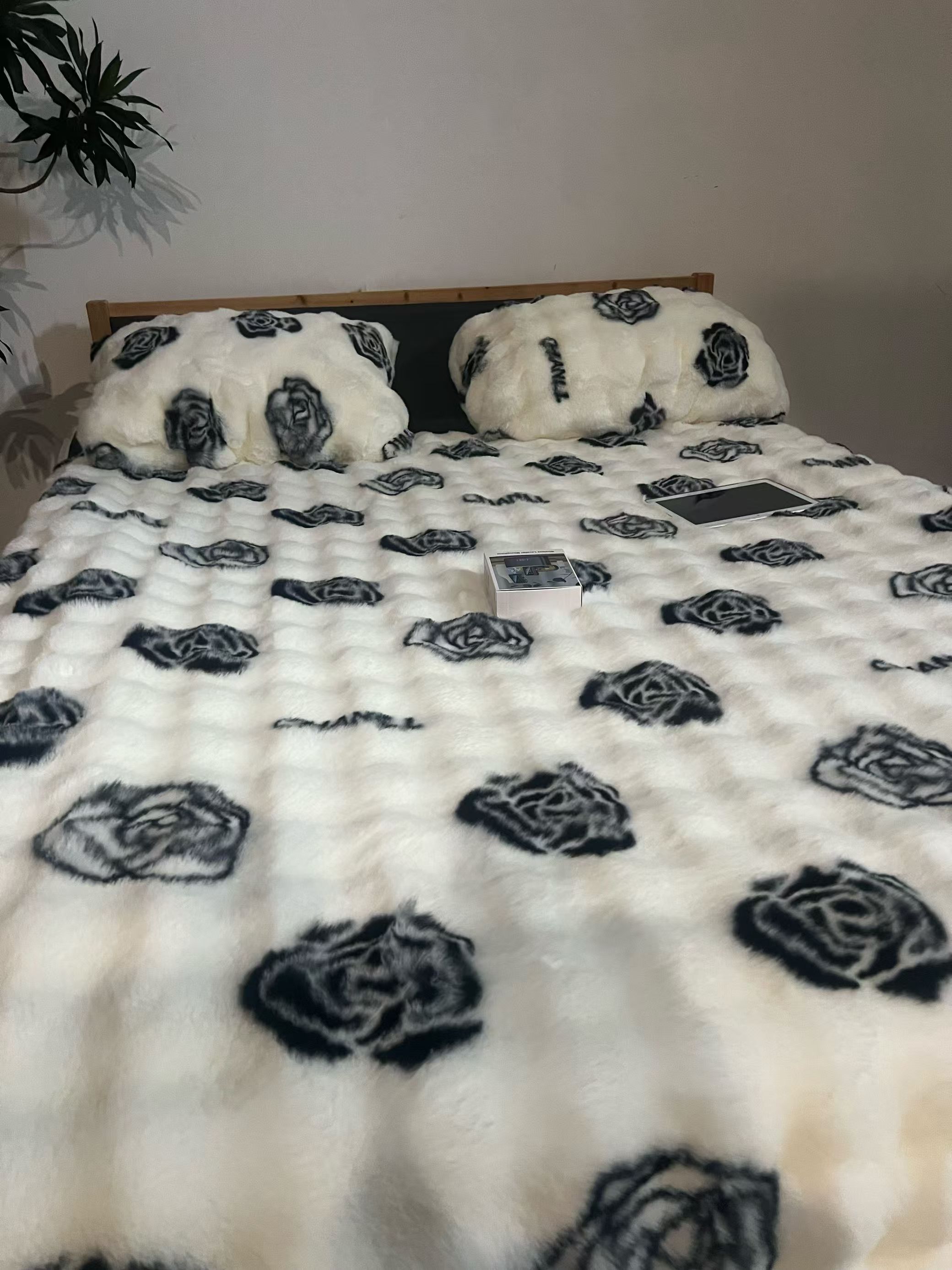 上新   黑白山茶花    菟菟绒加厚冬季被子