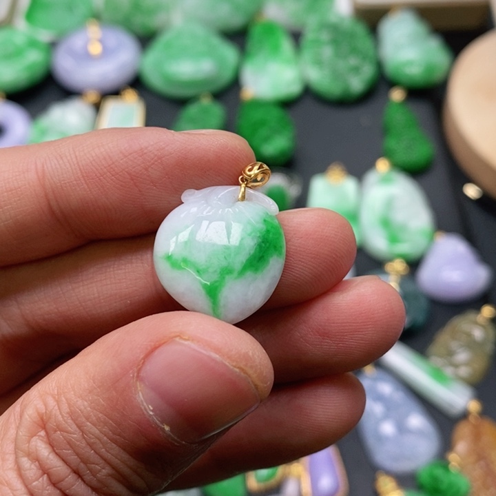 翡翠颈饰未镶嵌吊坠