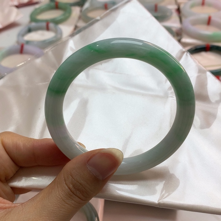 翡翠未镶嵌手镯白底青58