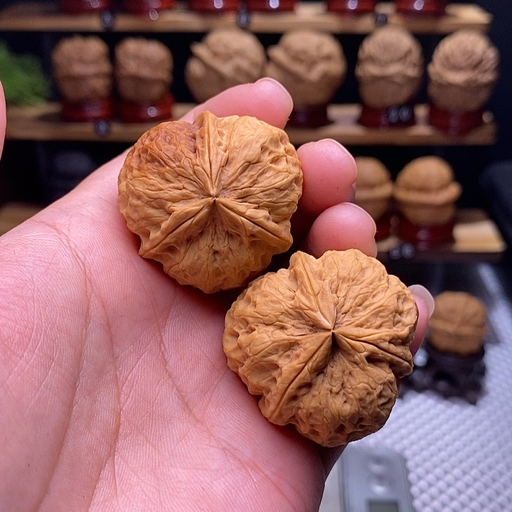 文玩核桃吊坠山奇三棱10