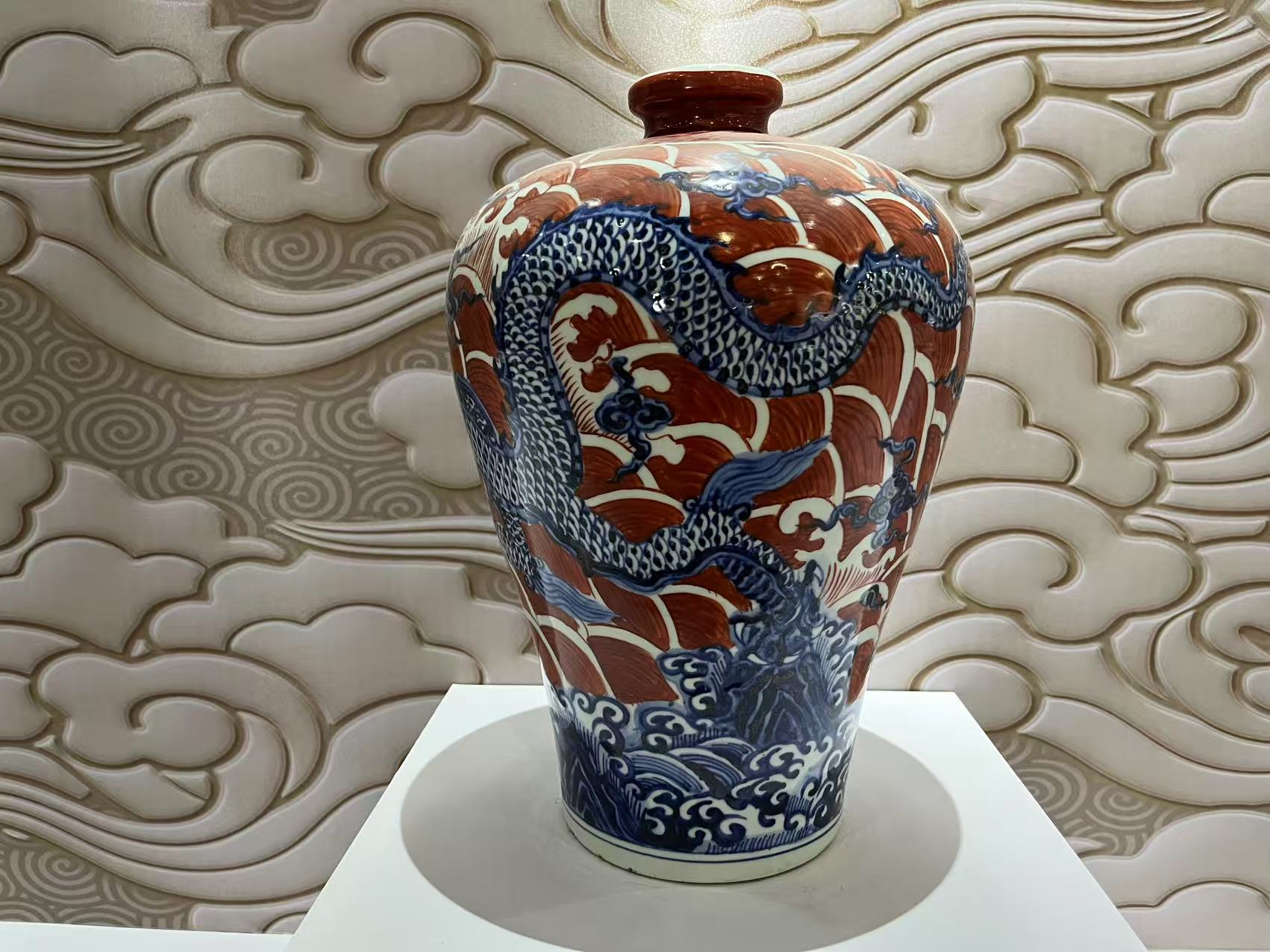 瓷器青花釉里红龙纹瓶