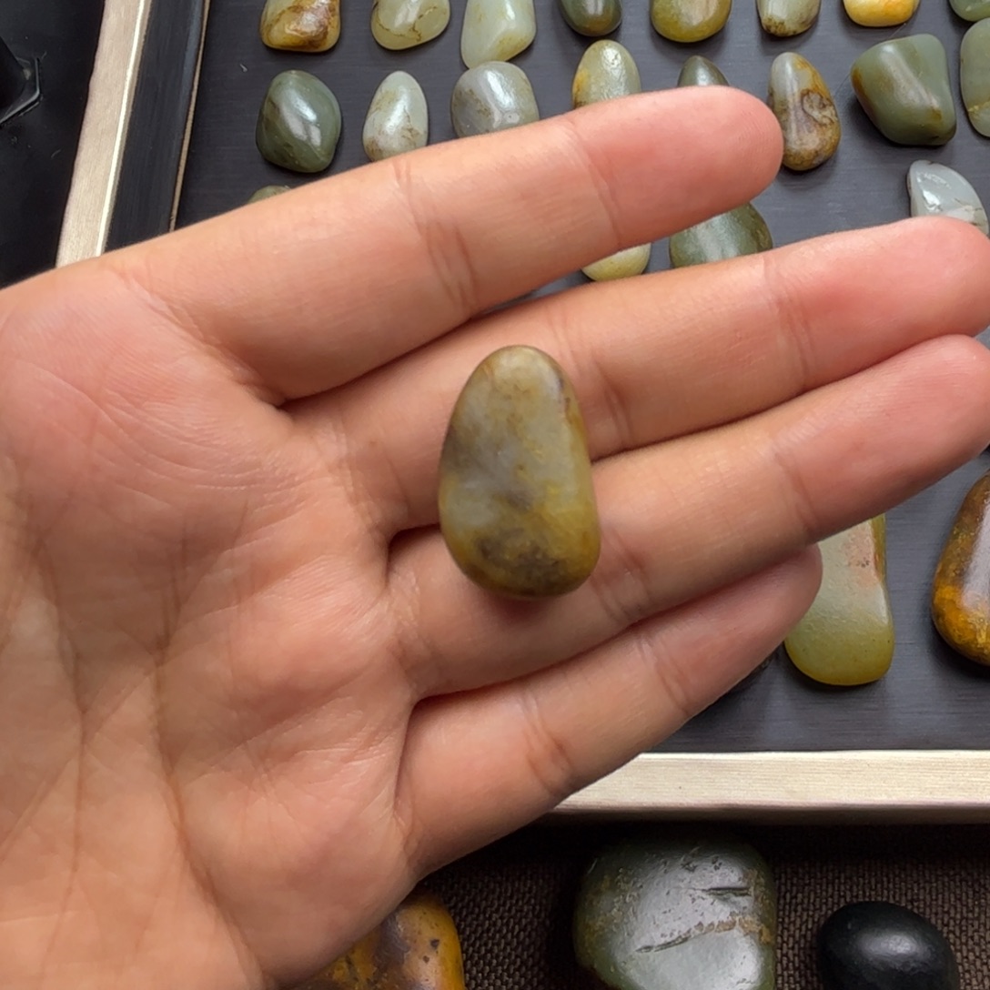 D***y和田玉未镶嵌珠宝奇石