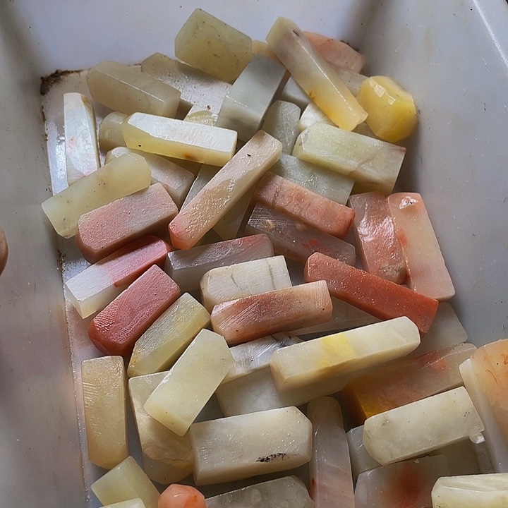 老挝石老挝石是在