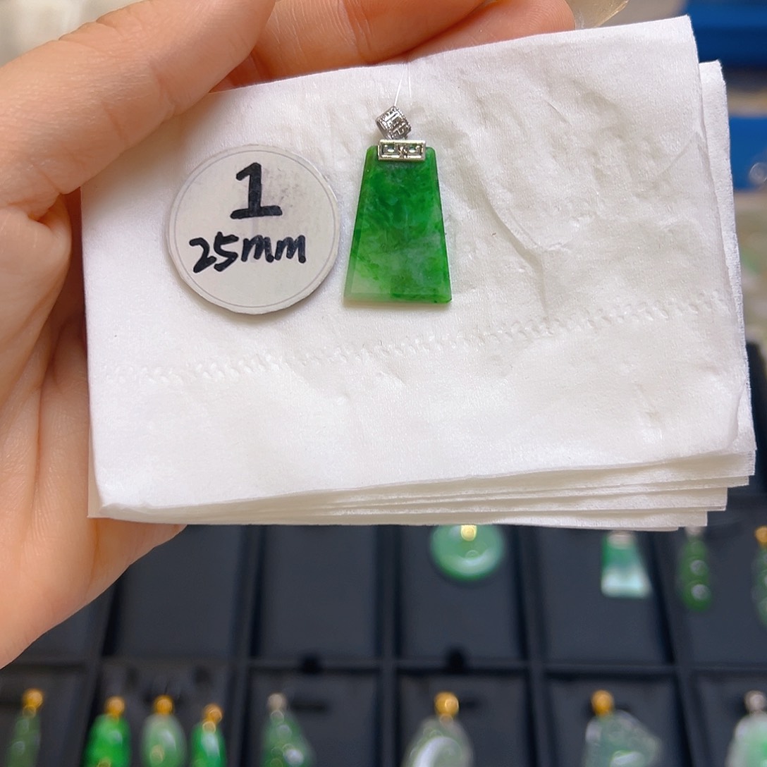 翡翠颈饰18K金镶嵌翡翠