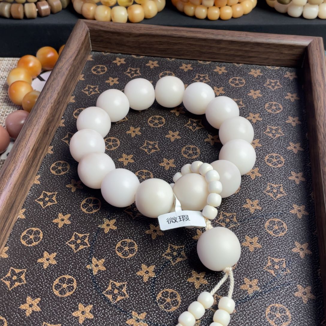 菩提根/象牙果吊坠22.8，微瑕 