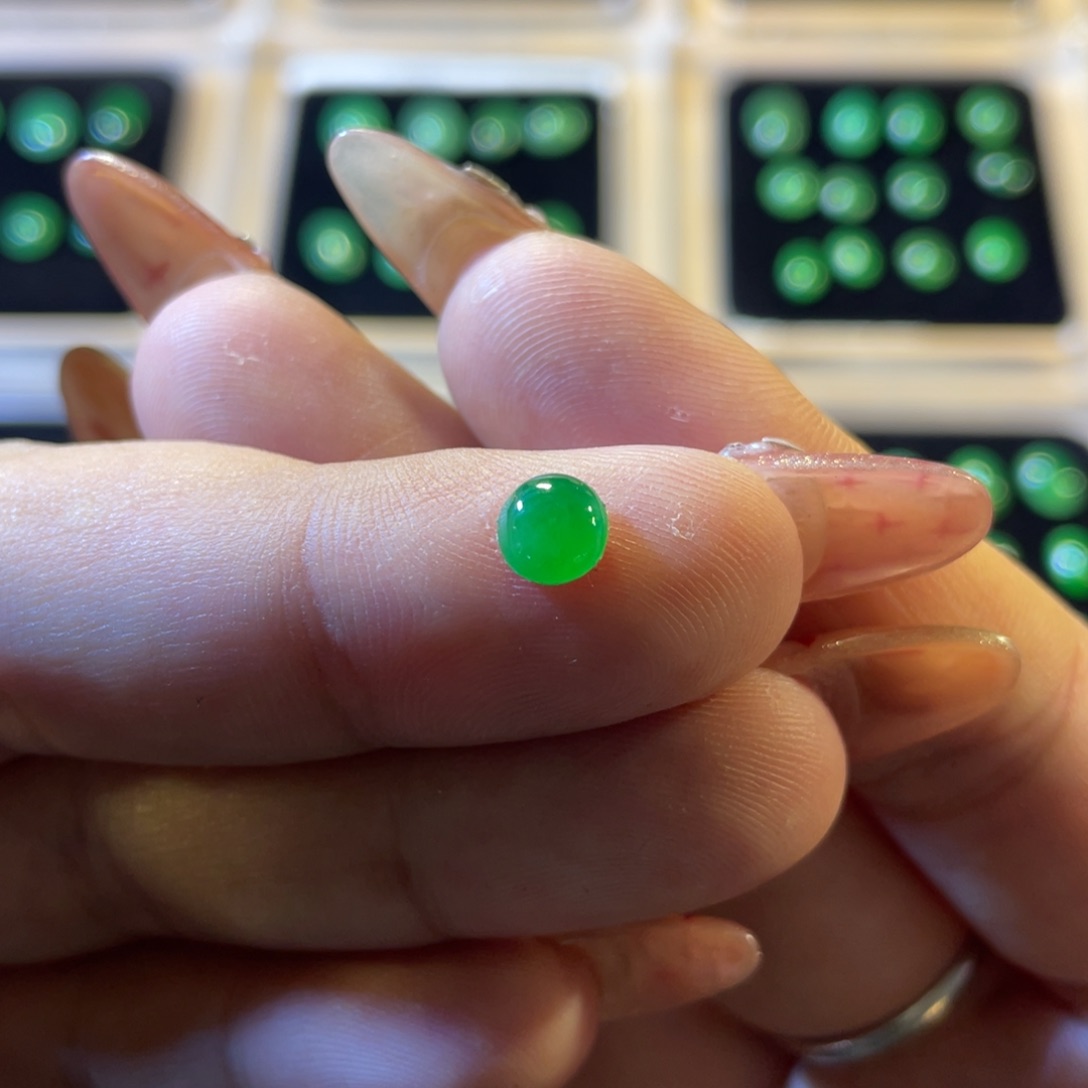 翡翠颈饰未镶嵌蛋面