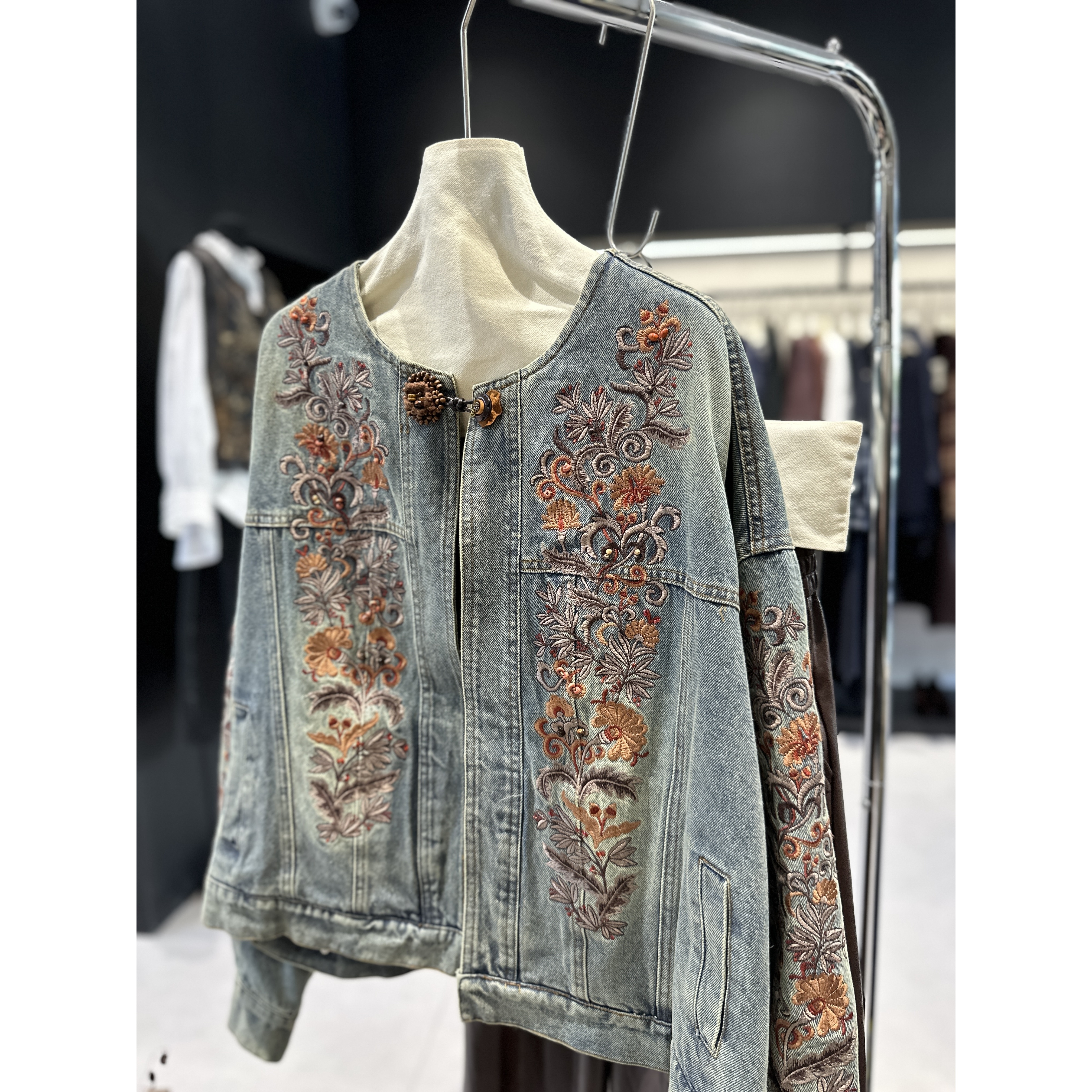 168欧韩集合店| 重工刺绣牛仔外套，复古精致感～33981