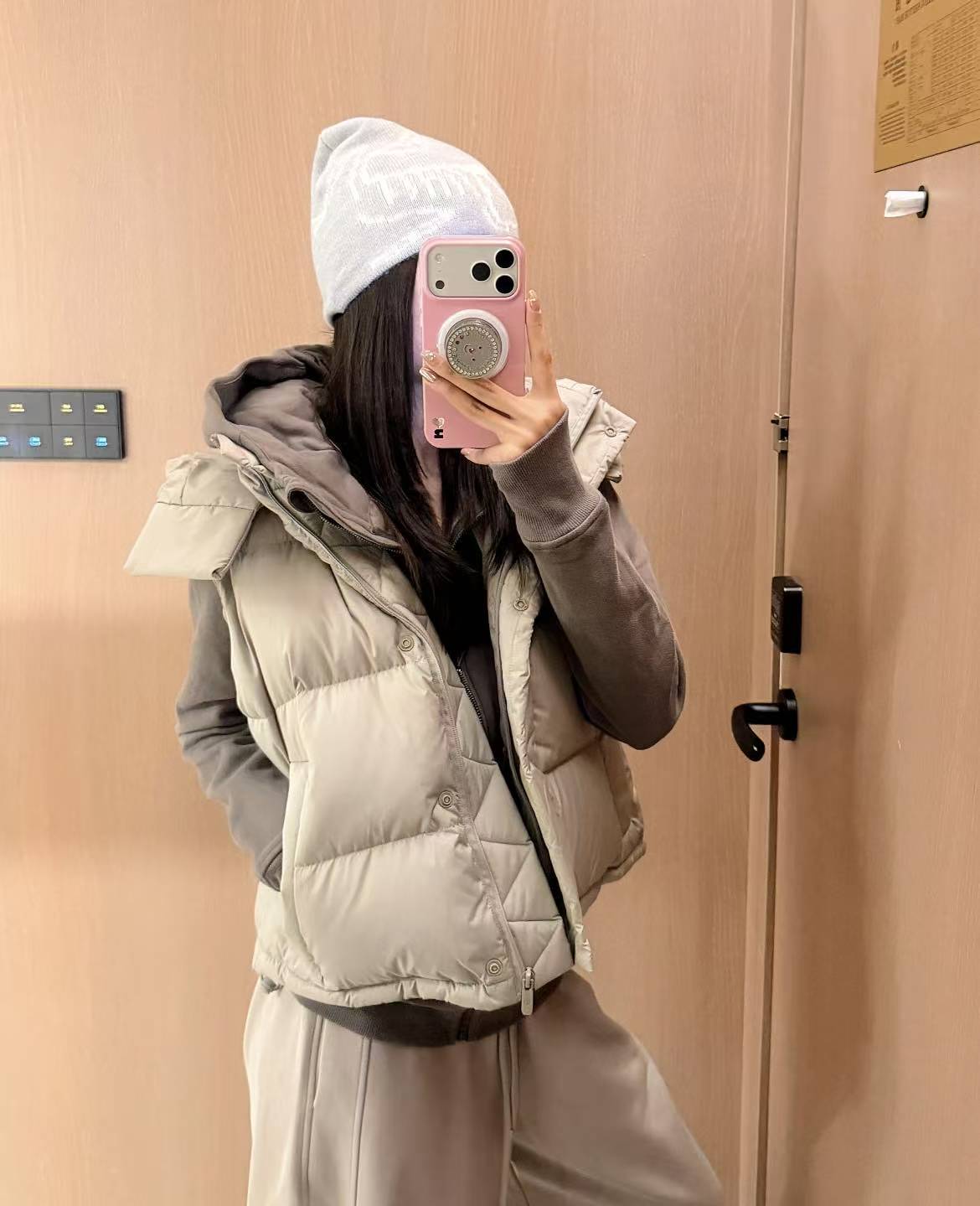 四格连帽运动保暖羽绒马甲