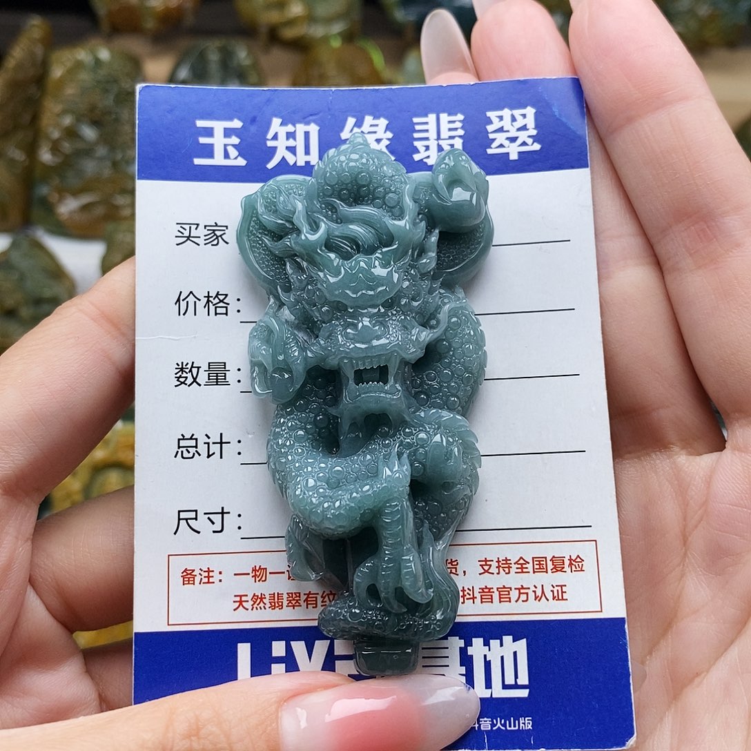 翡翠未镶嵌颈饰盘龙柱