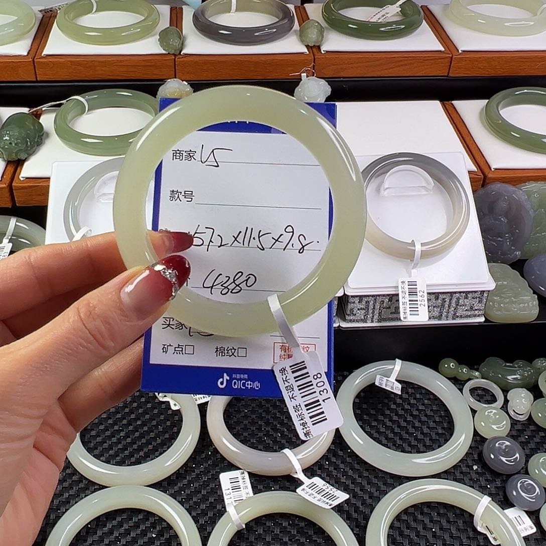 和田玉手镯未镶嵌阿**-