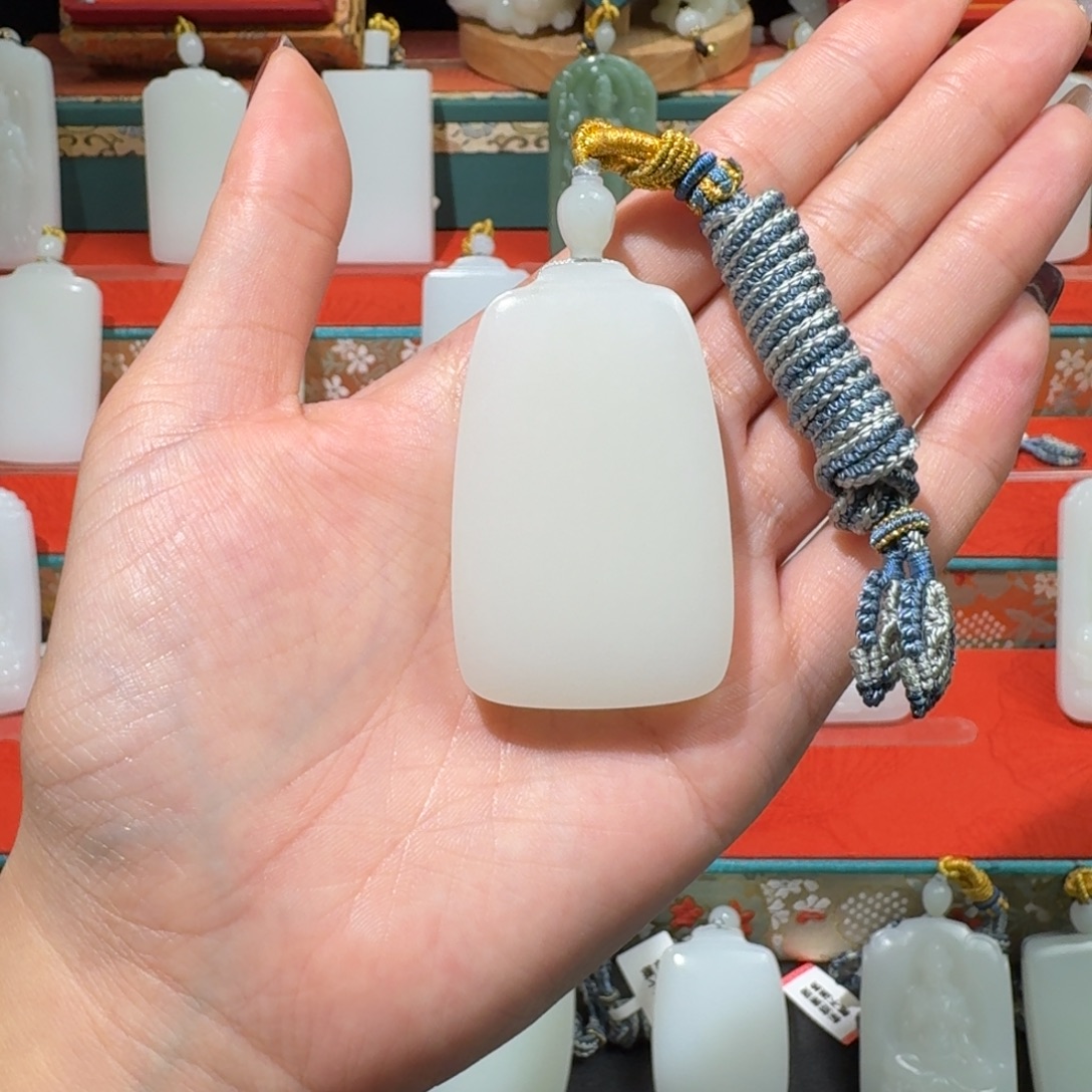 假***存和田玉未镶嵌颈饰