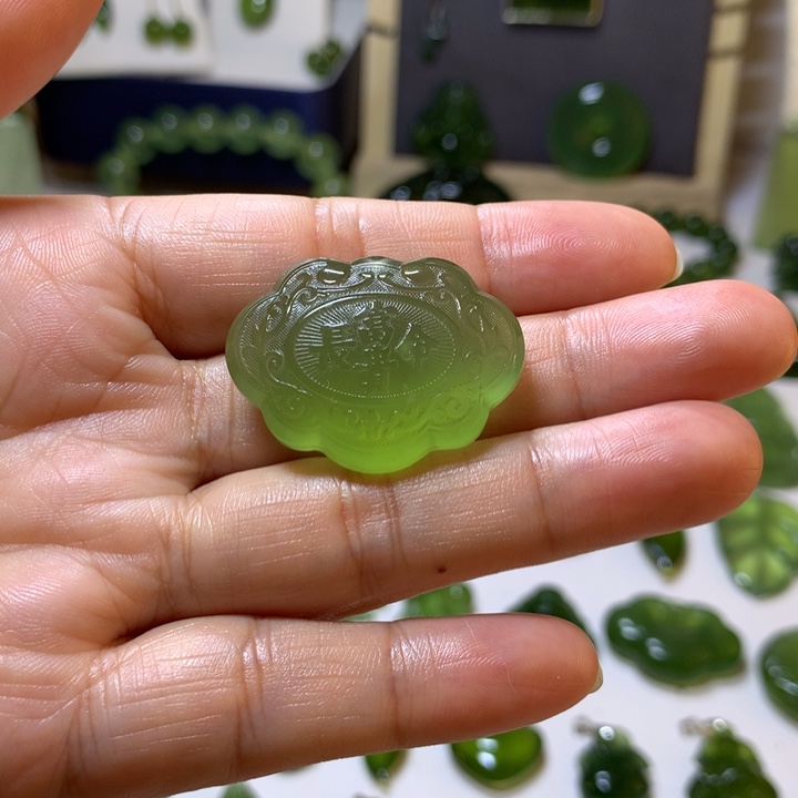 岫玉未镶嵌颈饰吊坠