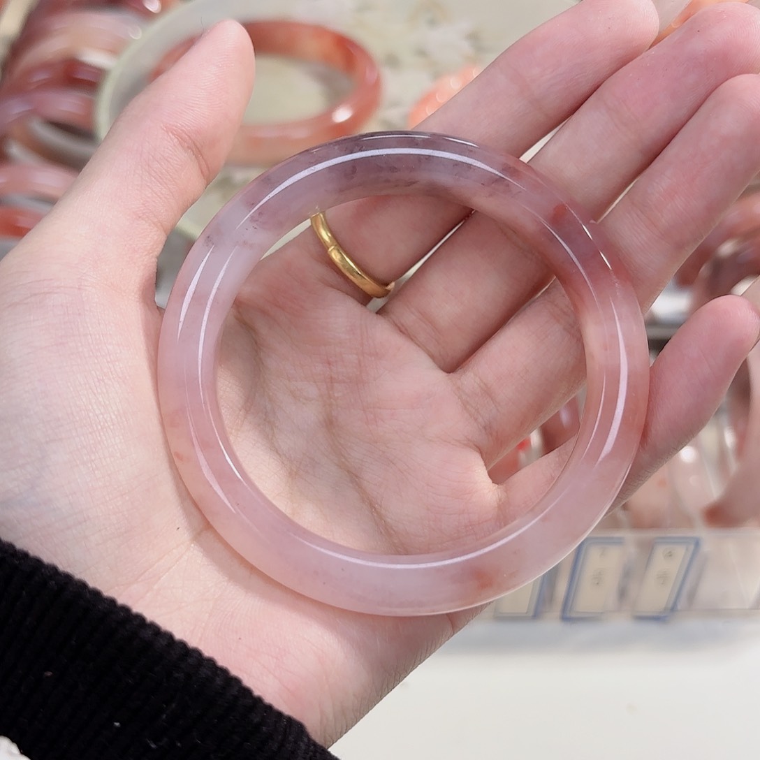 石英质玉手镯未镶嵌默****?