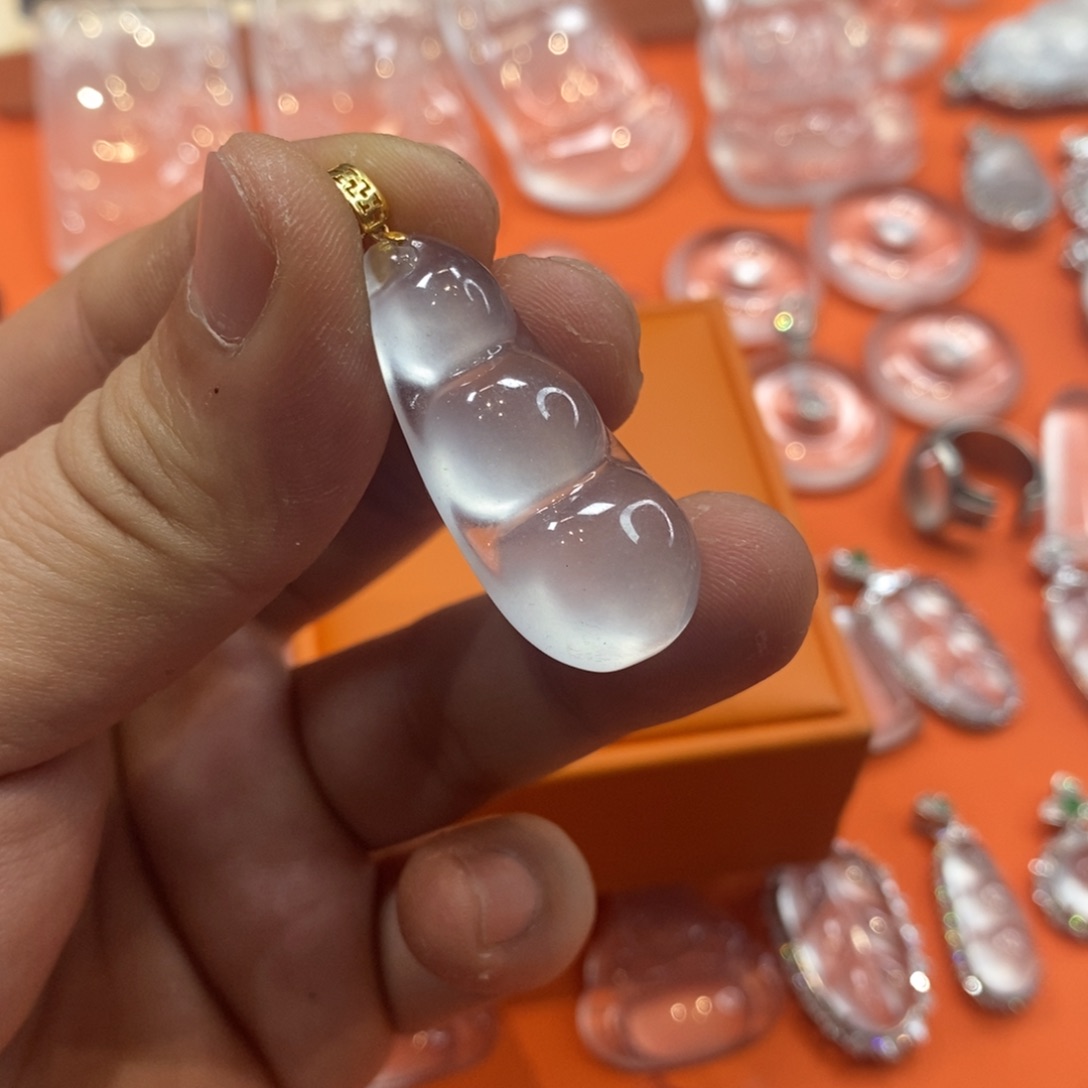 石英质玉吊坠18K金镶嵌