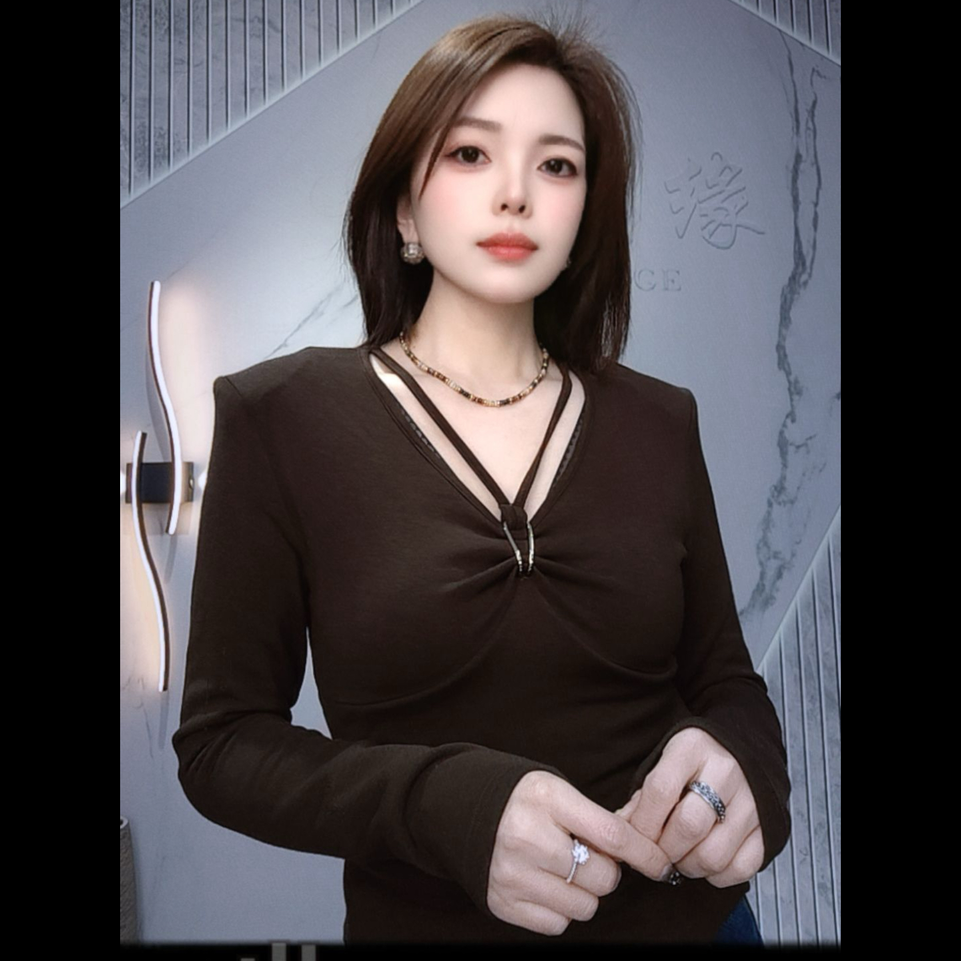 【玫瑰缘】冬季V领挂脖垫肩性感女人味时尚加厚保暖修身上衣