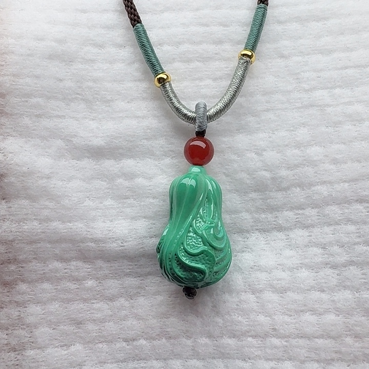 尺寸：24/15/14左右雕刻绿白菜吊坠