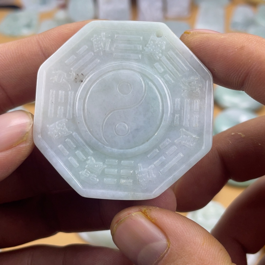 翡翠未镶嵌颈饰八卦