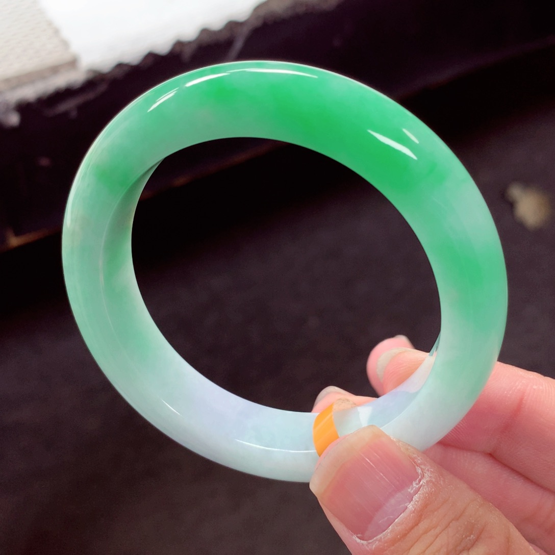 翡翠手镯未镶嵌缅甸