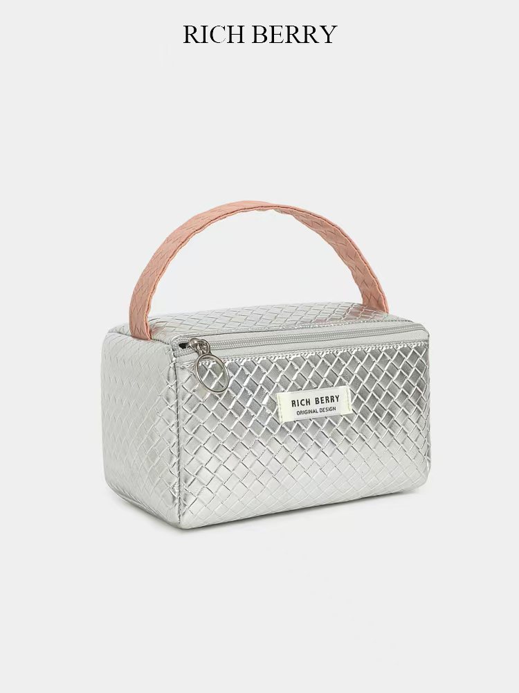 银色化妆洗漱包时尚百搭女士防水小众简约便携单肩