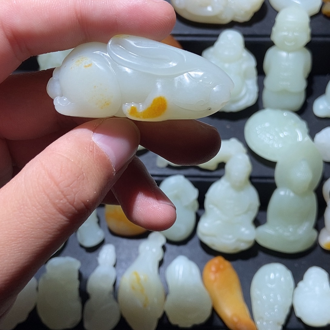 恍****和田玉未镶嵌颈饰