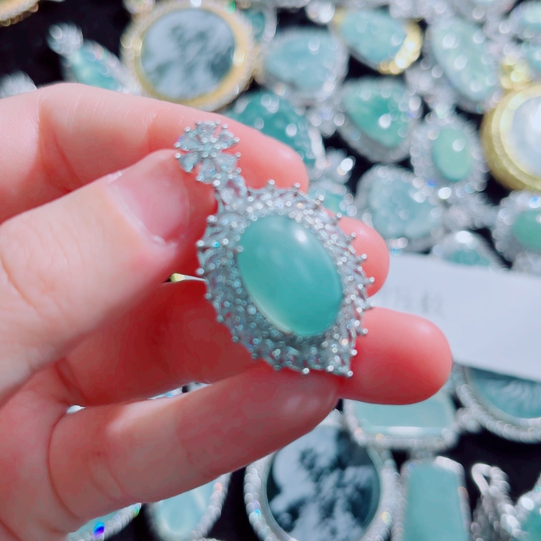 翡翠颈饰未镶嵌蛋面