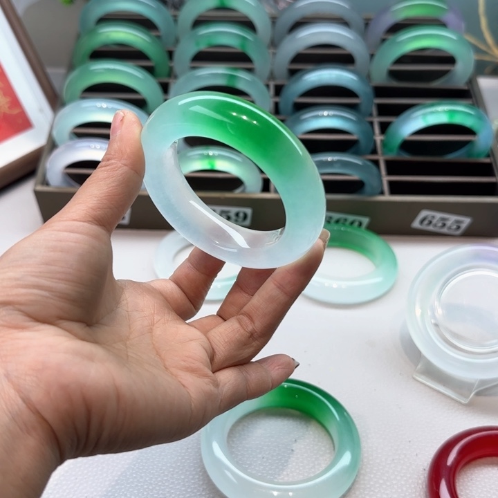 玉B****。时尚飘花手镯157