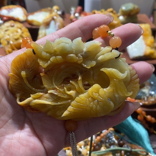 蛇纹石玉未镶嵌颈饰