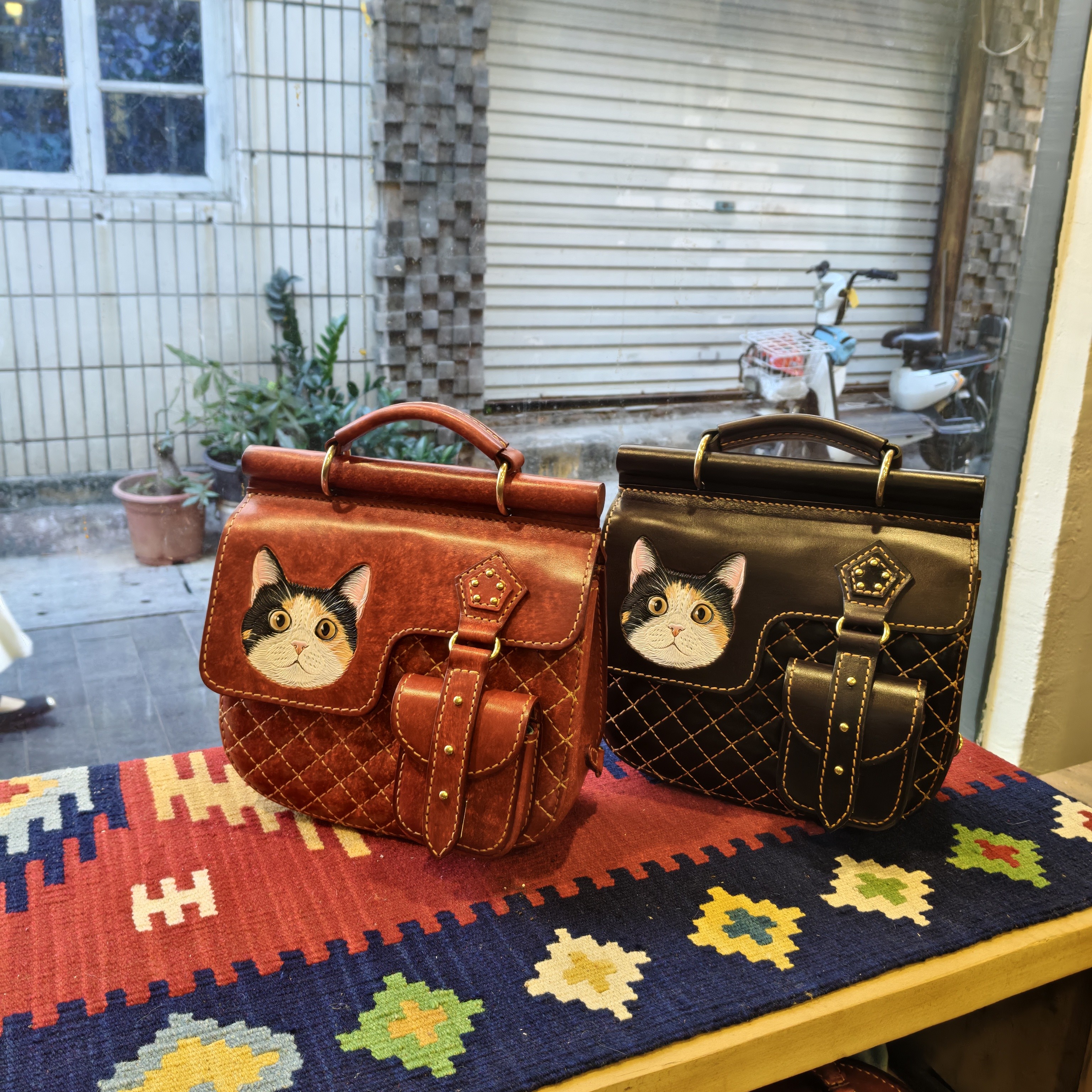 【三花坚果双肩包】皮雕猫咪