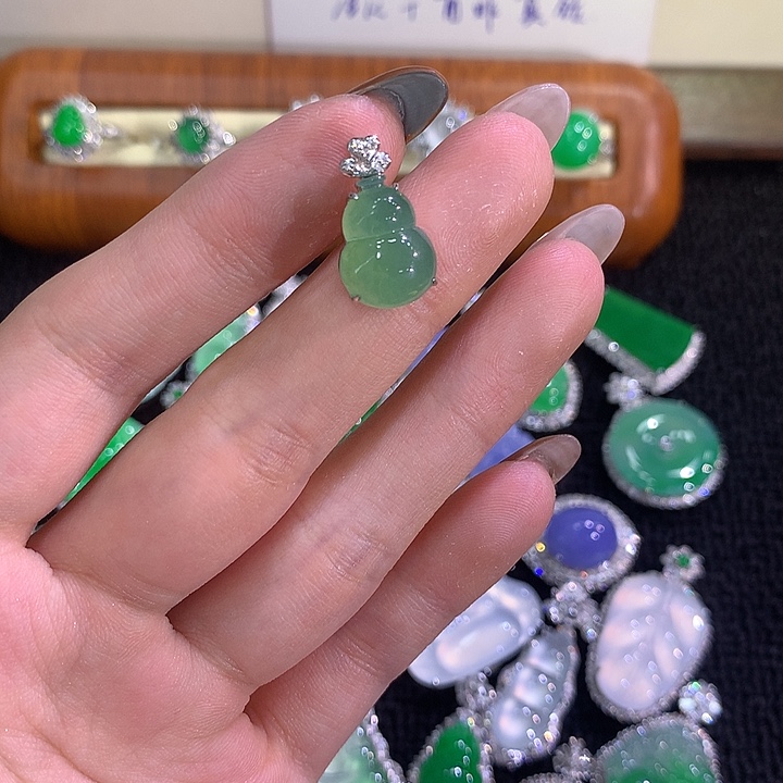颈饰18K金镶嵌翡翠