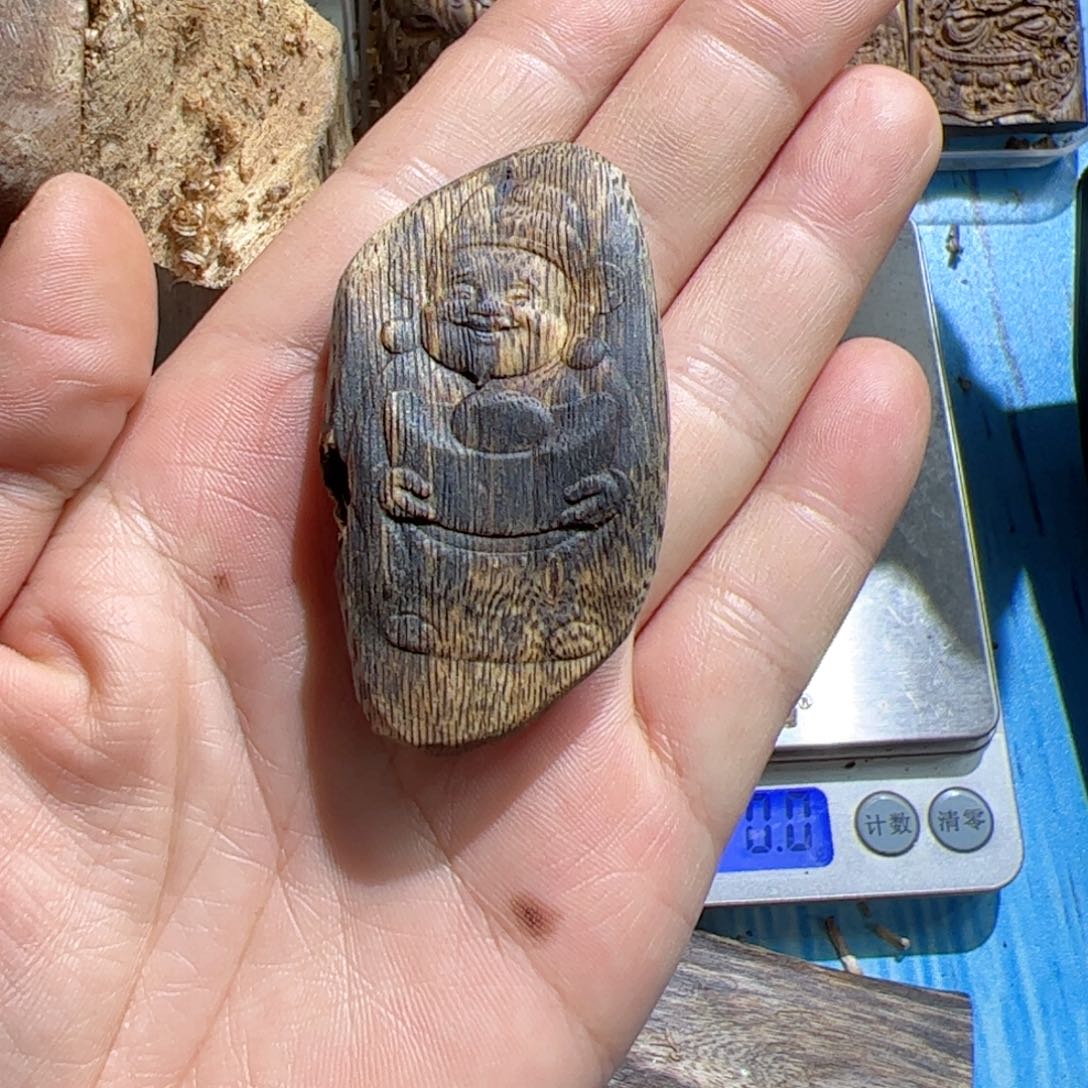 沉香吊坠绿棋虫漏财神11.1克