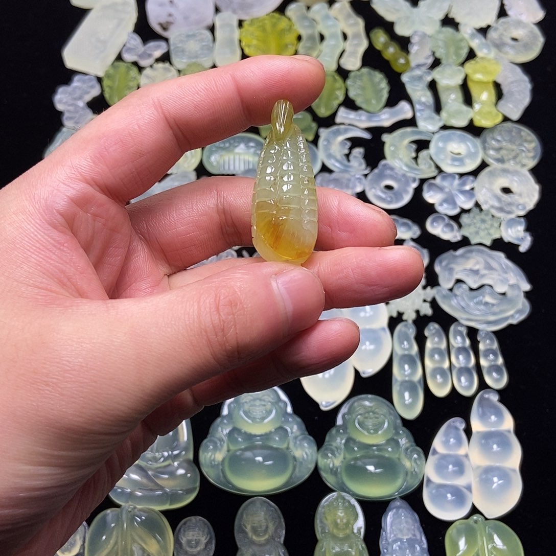 蛇纹石玉未镶嵌颈饰