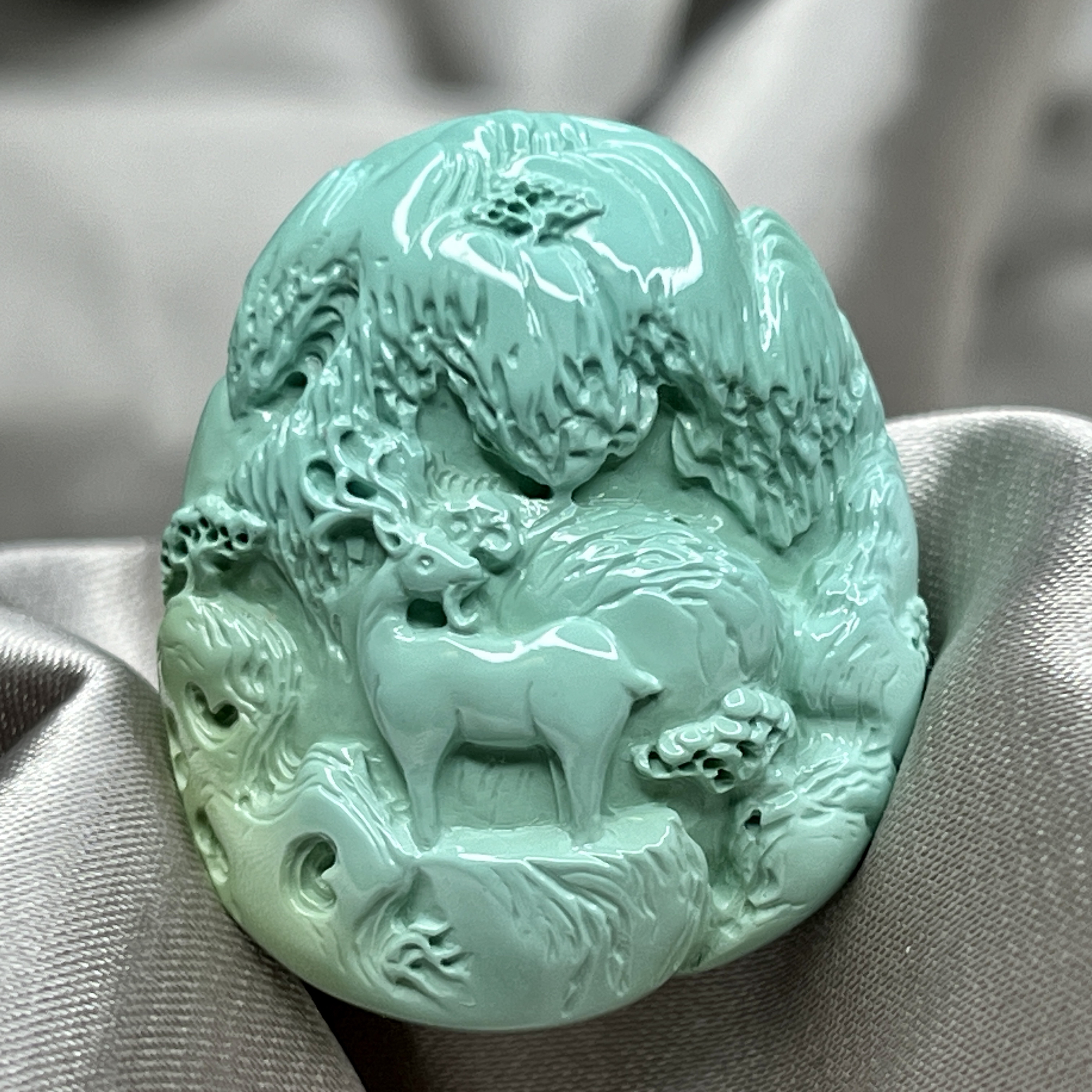 绿松石雕刻件一路有你，尺寸25.9x30.7x14.1mm重15.54克