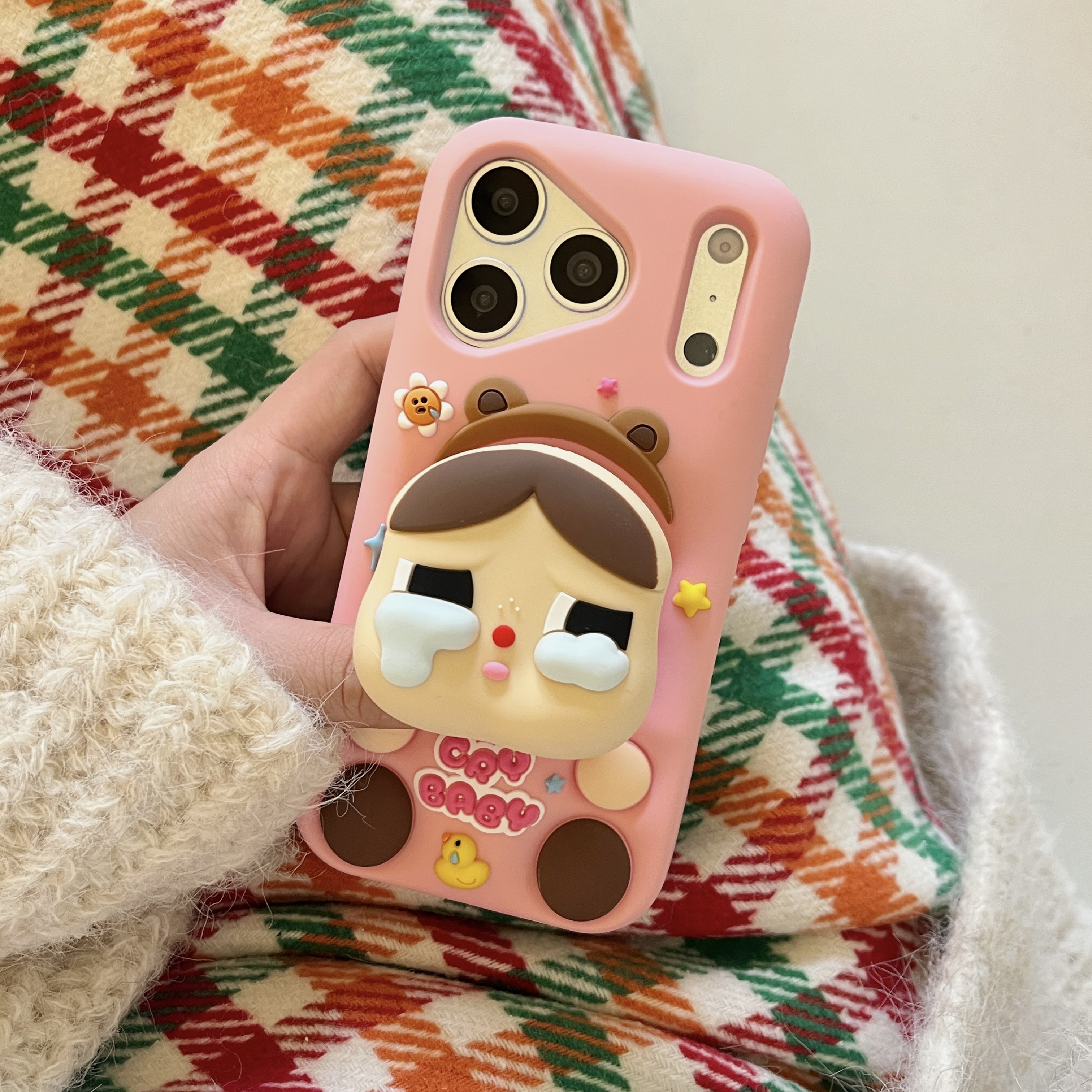 苹果|轻奢可爱卡通哭娃娃熊支架适用iPhone17-13立体硅胶手机壳