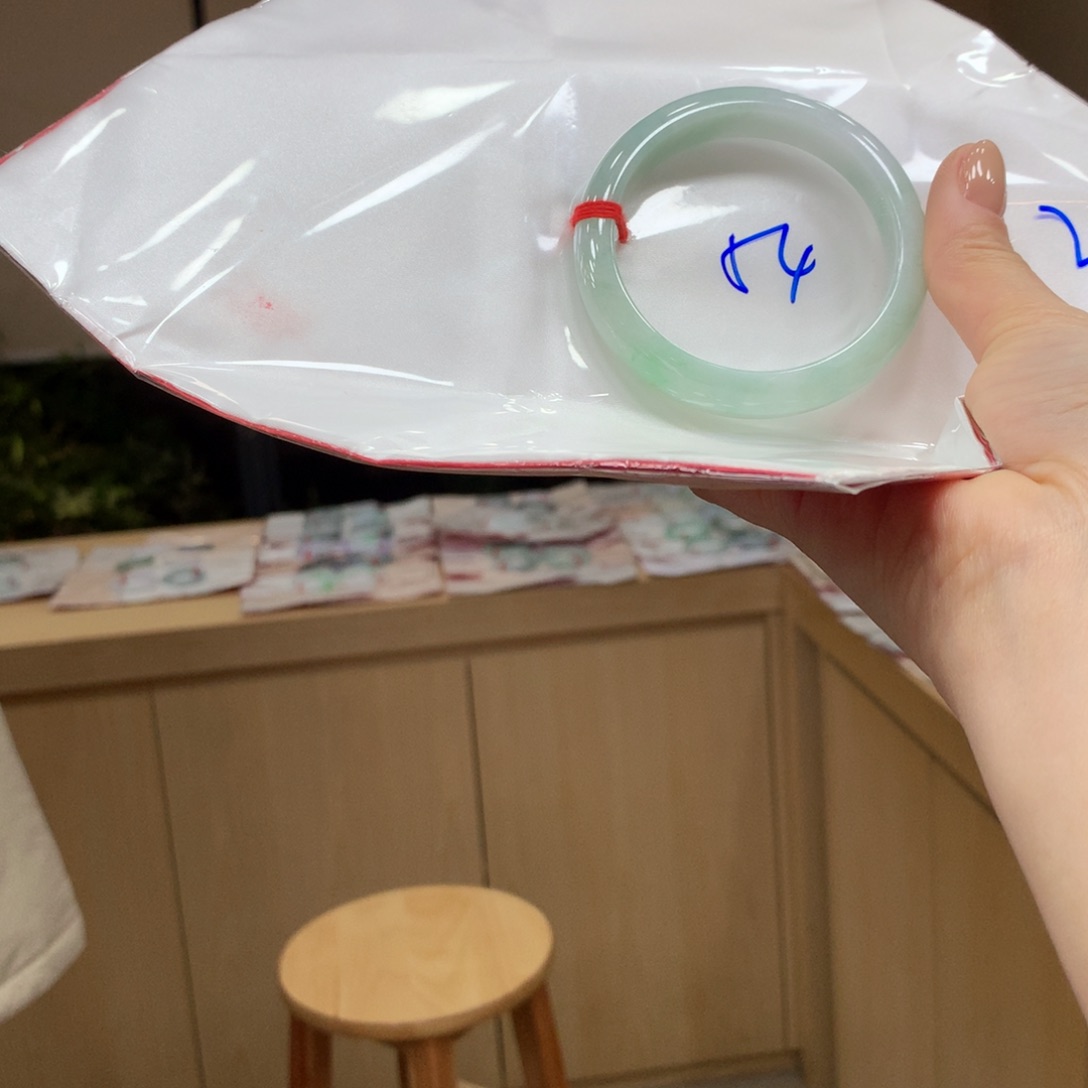 翡翠手镯未镶嵌不退不换