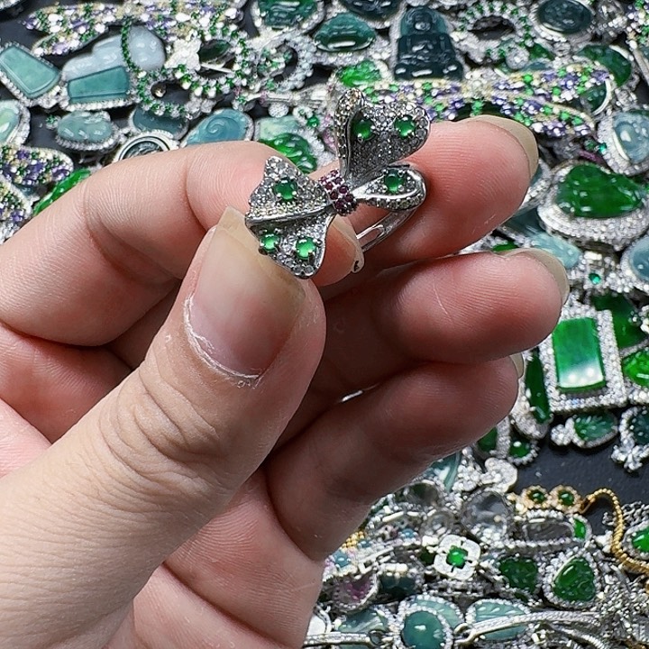 翡翠颈饰未镶嵌天然A货翡翠放漏