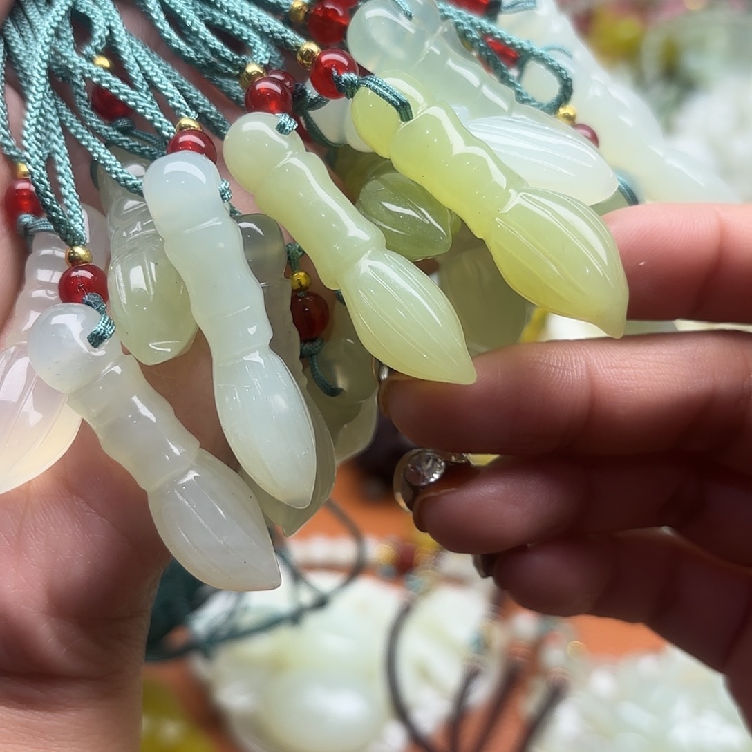 蛇纹石玉未镶嵌吊坠