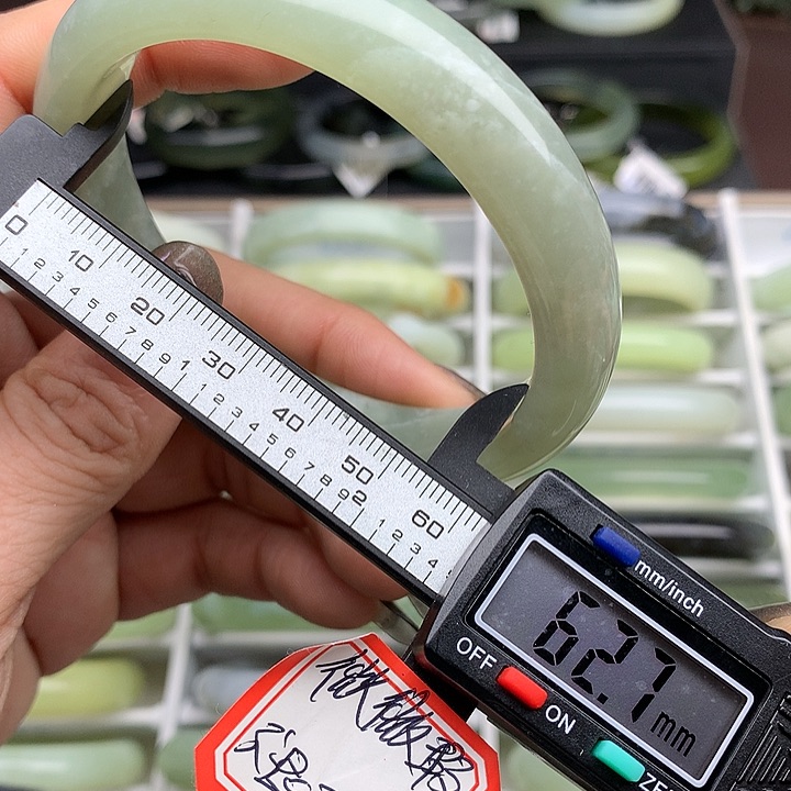 蛇纹石玉手镯未镶嵌680