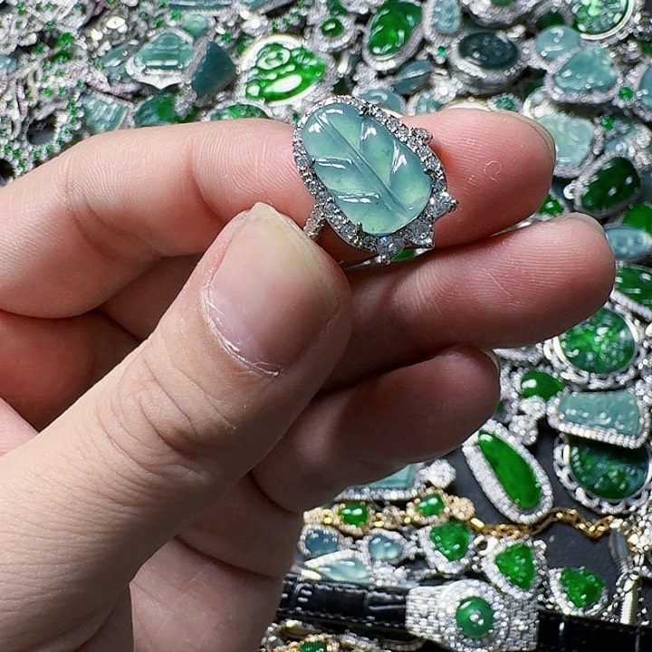 翡翠颈饰未镶嵌天然A货翡翠放漏