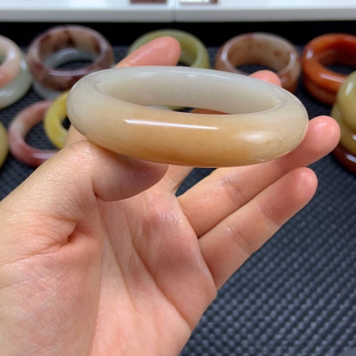 未镶嵌手镯石英质玉