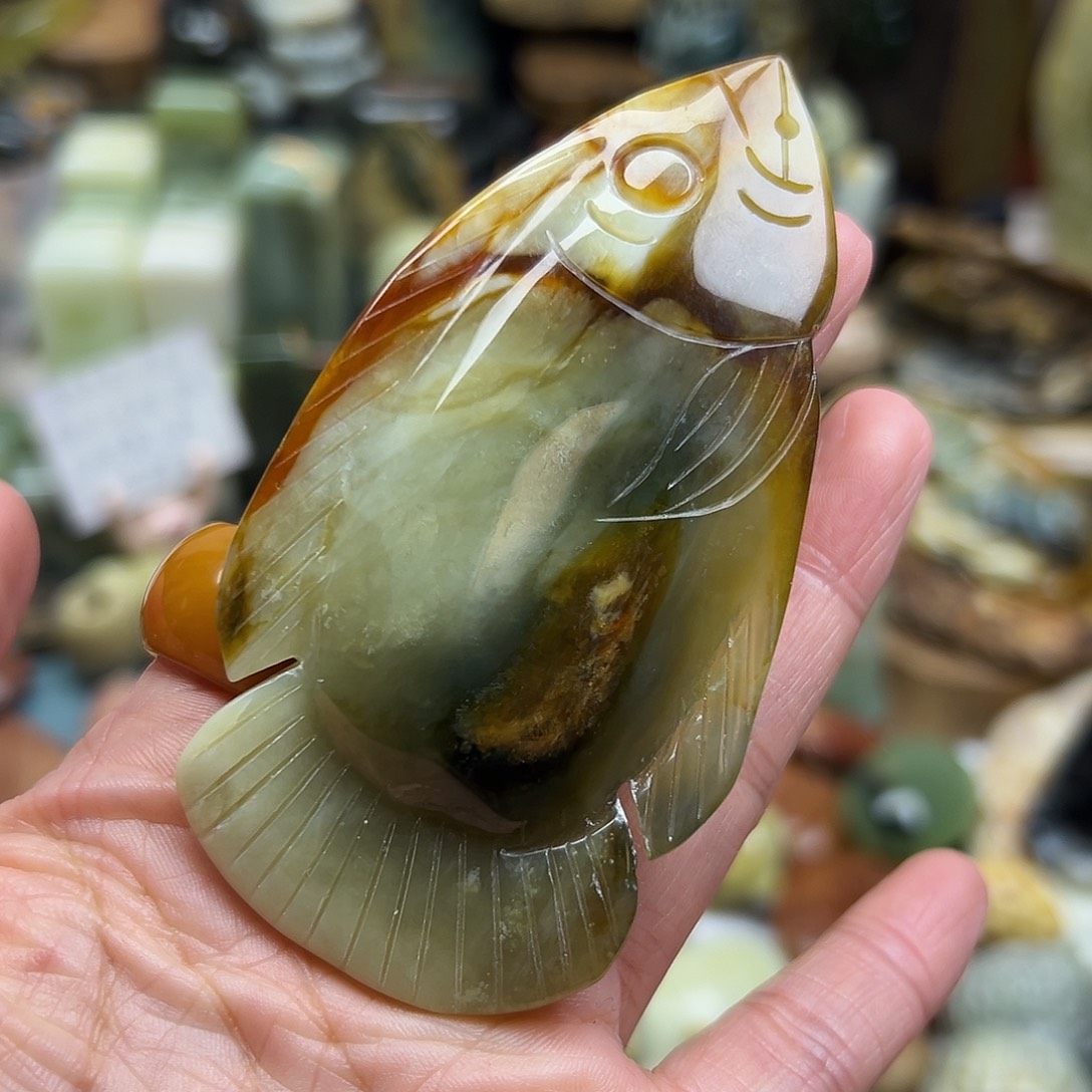 岫玉未镶嵌颈饰花玉手玩鱼有瑕