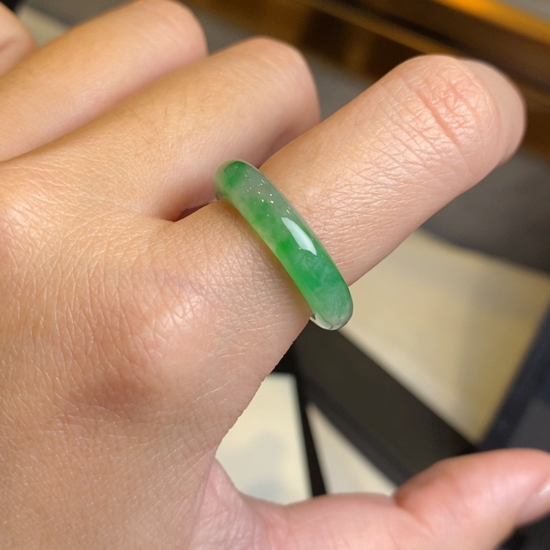 翡翠戒圈未镶嵌飘阳绿