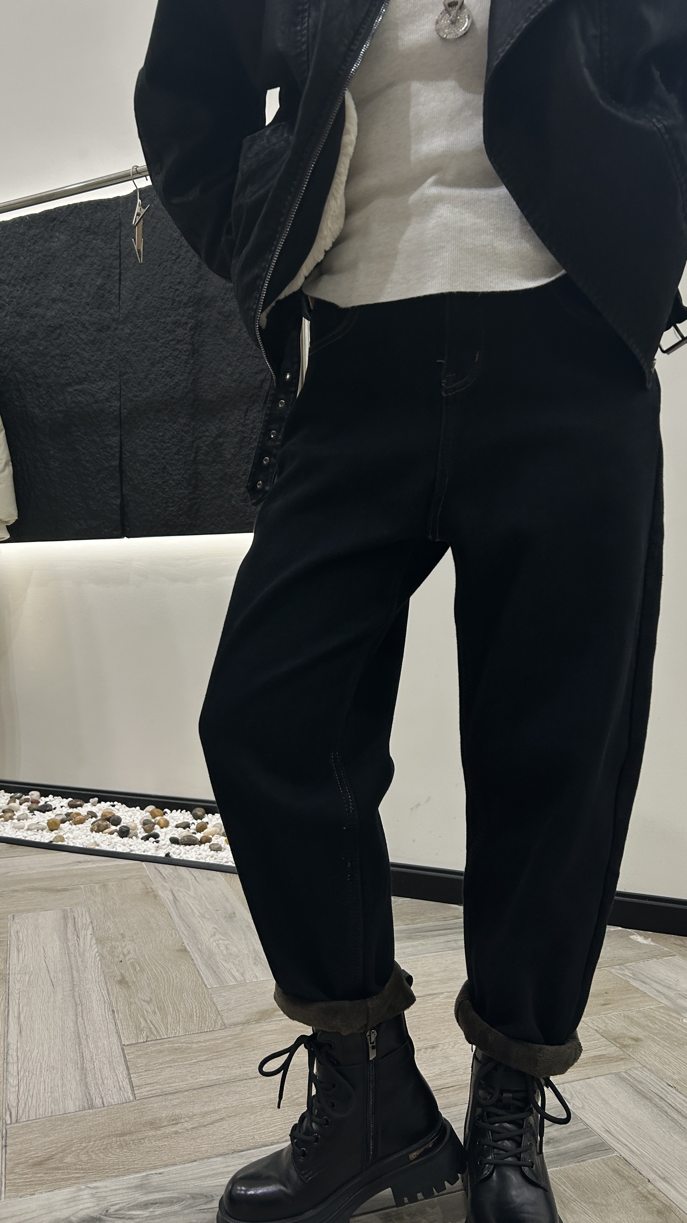 ✅ **加厚保暖牛仔哈伦裤，内里加绒设计，锁住温度，抵御寒冷。  