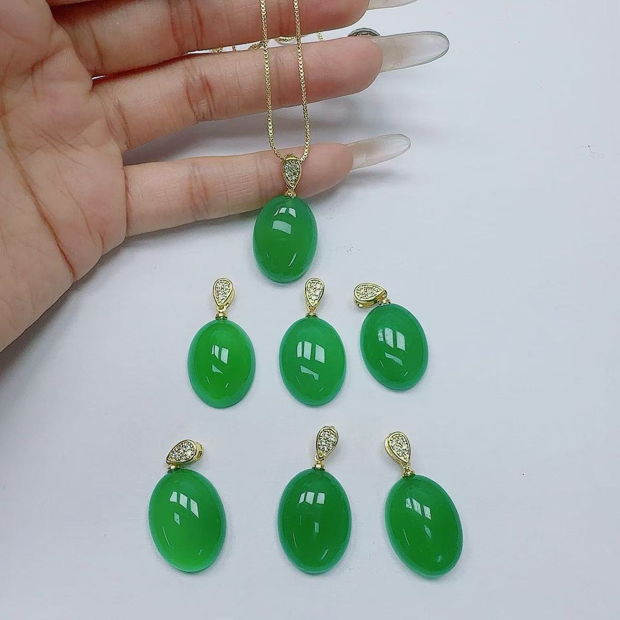 翡翠冰绿蛋面吊坠