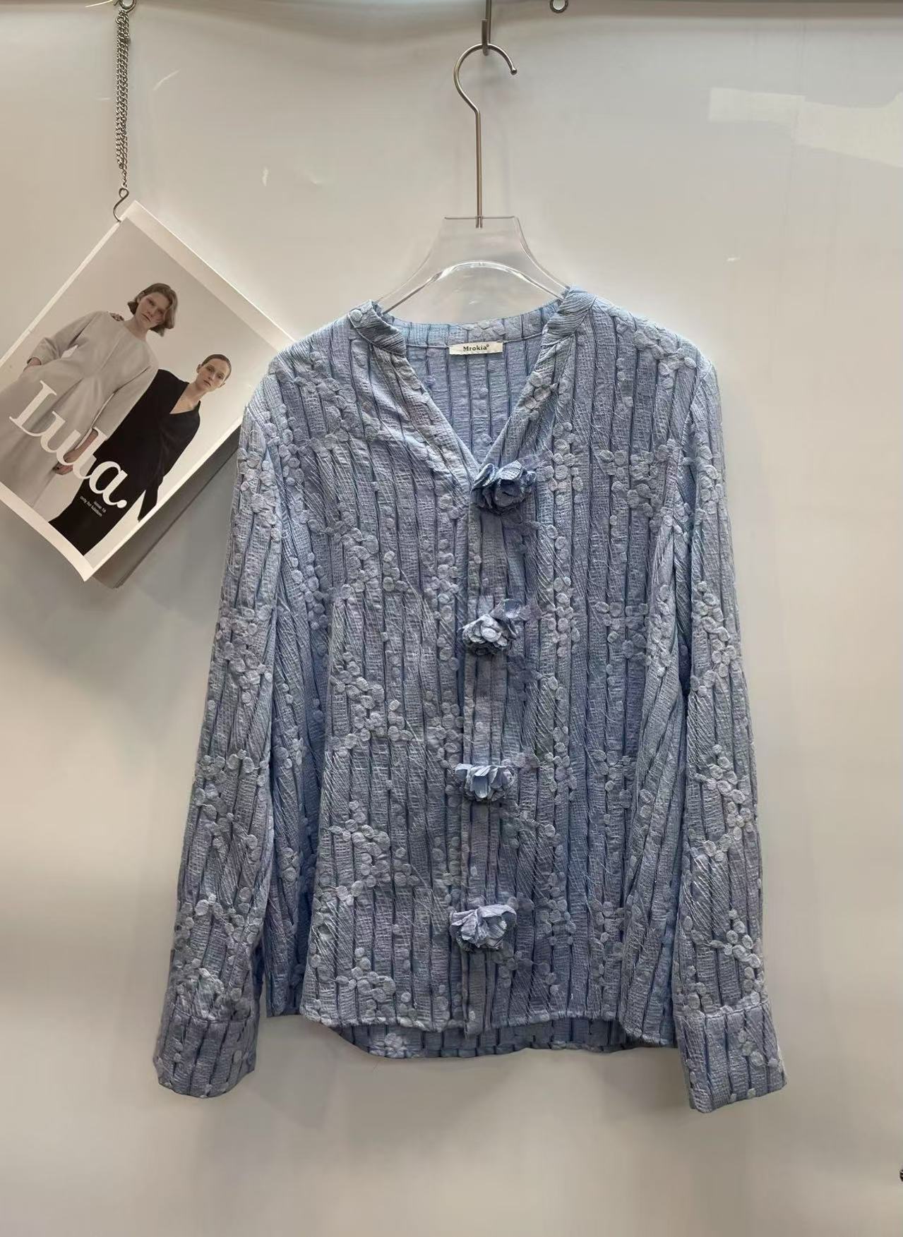 深圳南油2025新款V领花朵衬衫25003