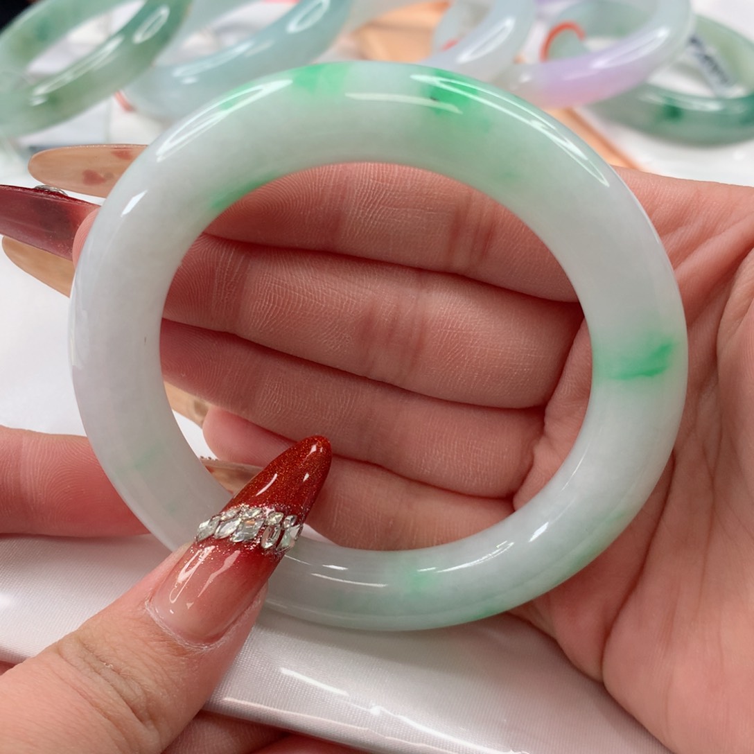 翡翠手镯（圆镯）未镶嵌胖圆56.57