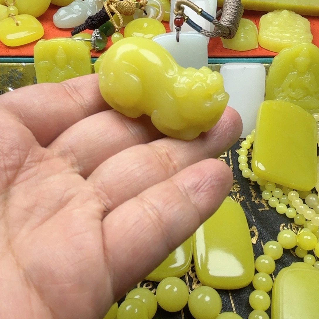 布新疆若羌黄玉小貔貅